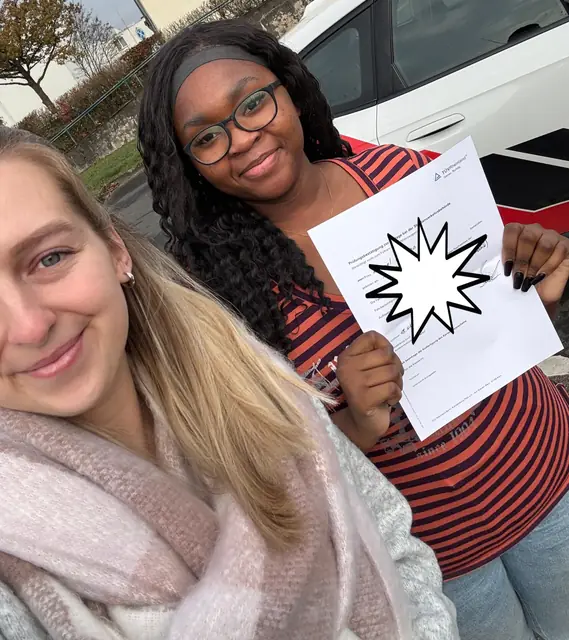 Abigaelle nach der bestandenen Führerscheinprüfung