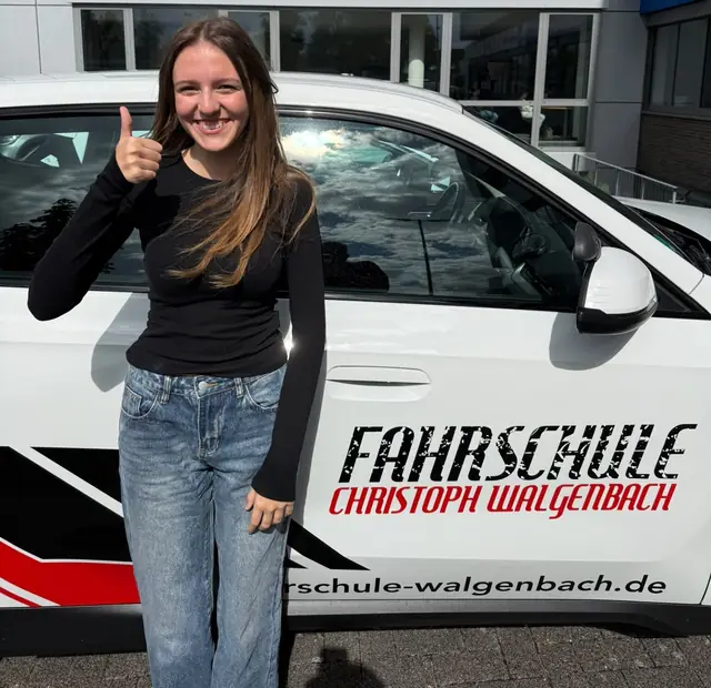 Alessia Fabienne nach der bestandenen Führerscheinprüfung