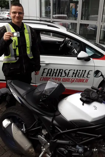 Alexander Wilhelm nach der bestandenen Führerscheinprüfung