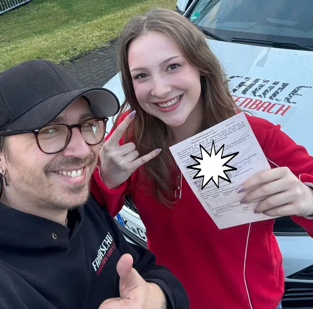 Alice Harline Katharina nach der bestandenen Führerscheinprüfung