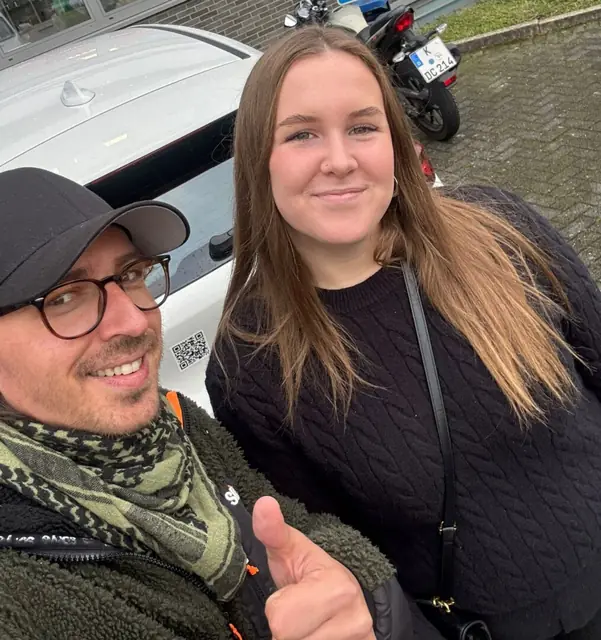Alicia nach der bestandenen Führerscheinprüfung