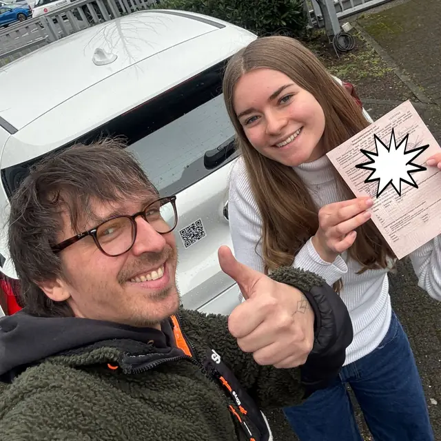 Amelie nach der bestandenen Führerscheinprüfung