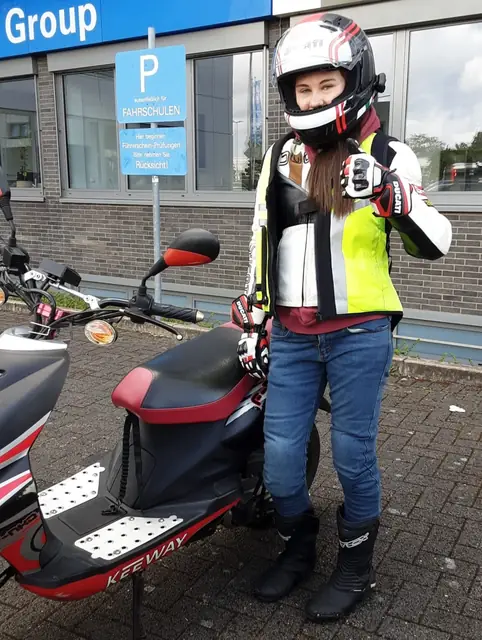 Amelie nach der bestandenen Führerscheinprüfung