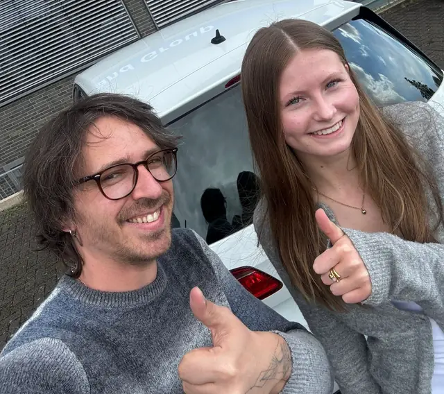 Anna nach der bestandenen Führerscheinprüfung
