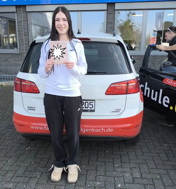 Anna nach der bestandenen Führerscheinprüfung