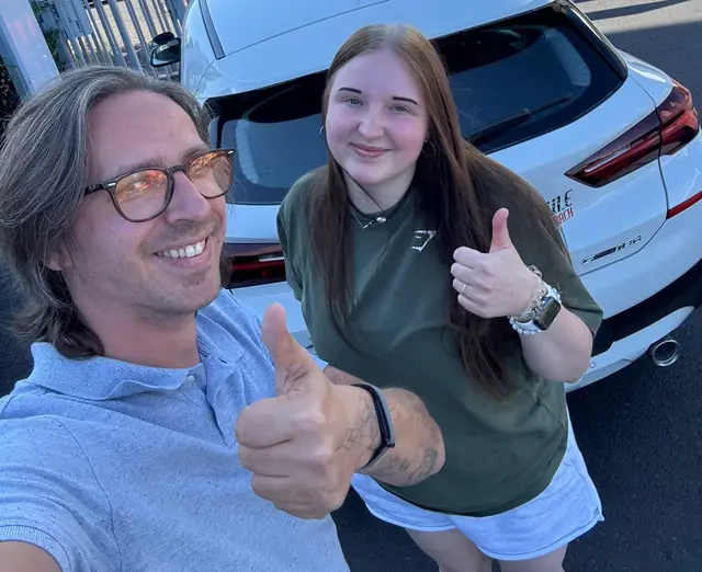 Anna Lena nach der bestandenen Führerscheinprüfung