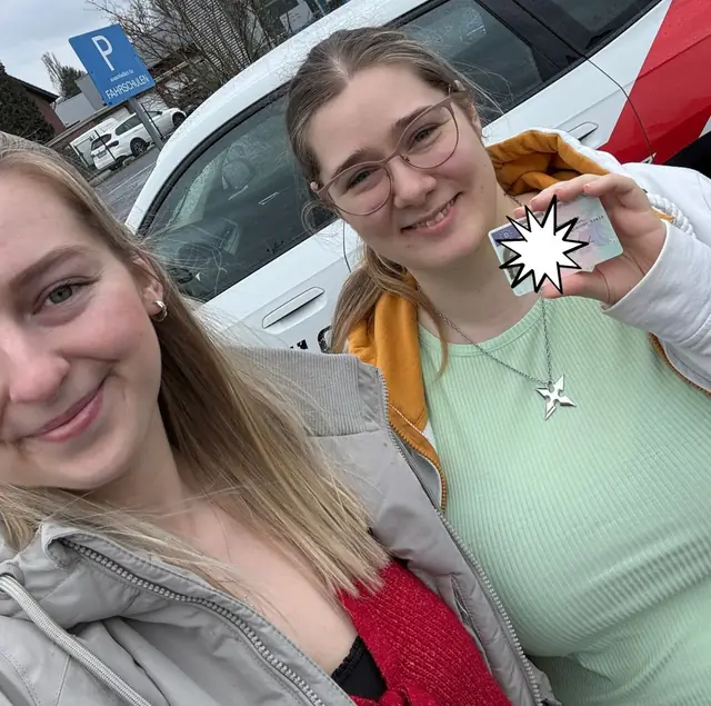 Annalena nach der bestandenen Führerscheinprüfung