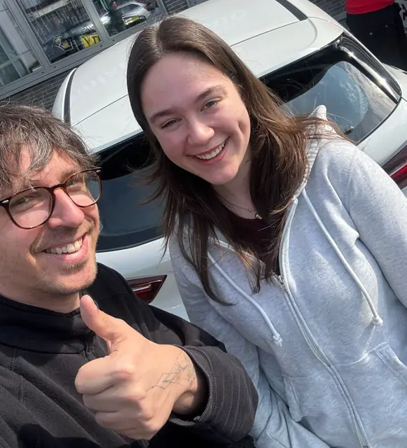 Annika nach der bestandenen Führerscheinprüfung