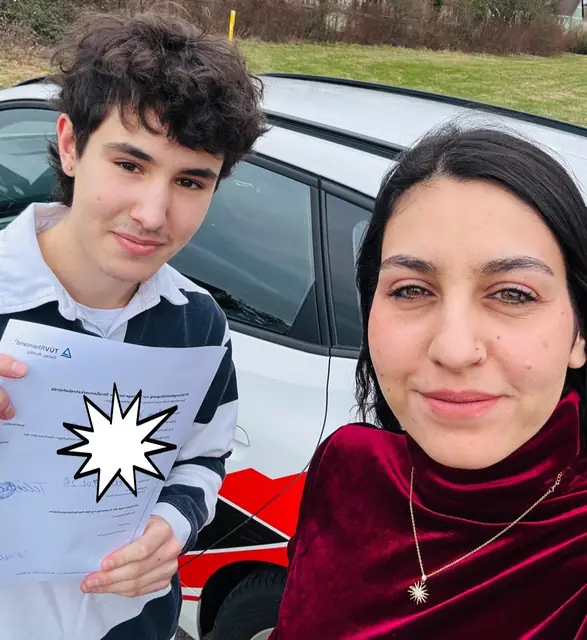 Arian nach der bestandenen Führerscheinprüfung