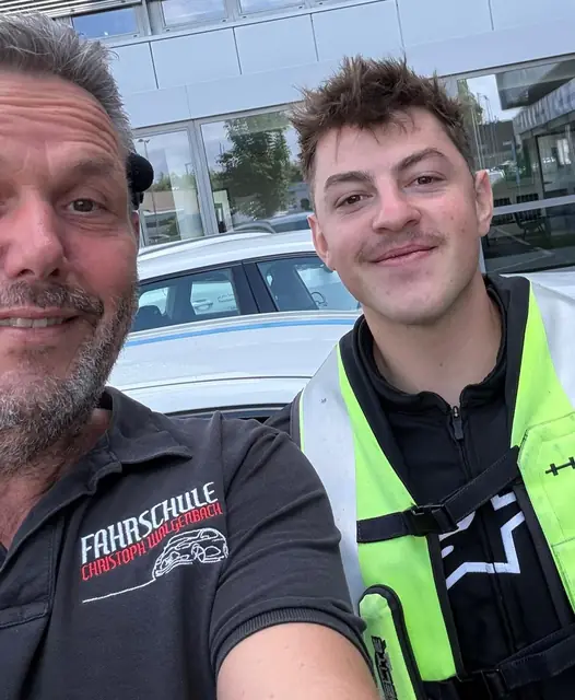Arne nach der bestandenen Führerscheinprüfung