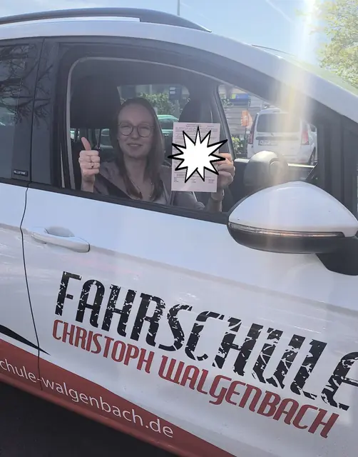 Ava nach der bestandenen Führerscheinprüfung