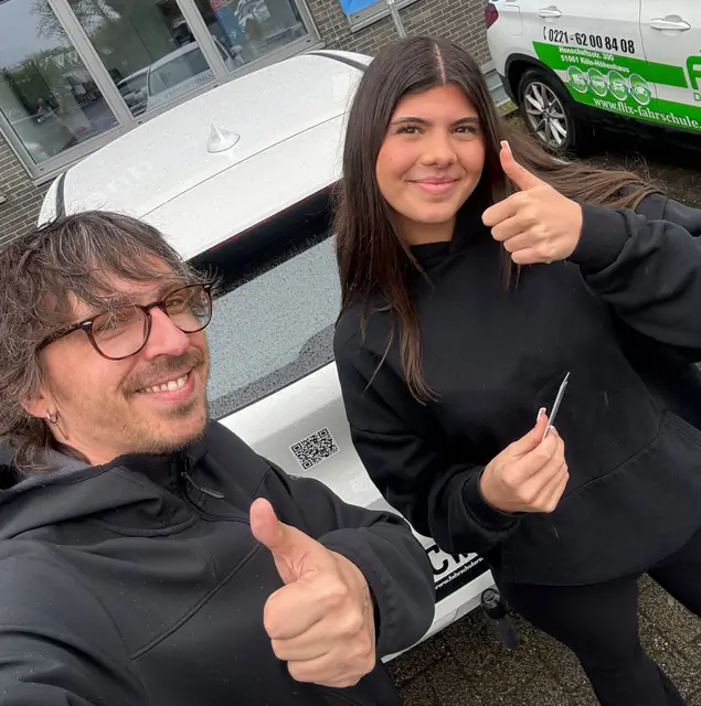 Ayla nach der bestandenen Führerscheinprüfung