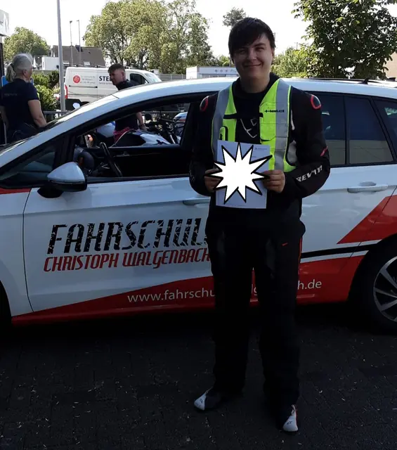 Balthasar nach der bestandenen Führerscheinprüfung