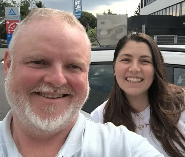 Barbara Nataly nach der bestandenen Führerscheinprüfung