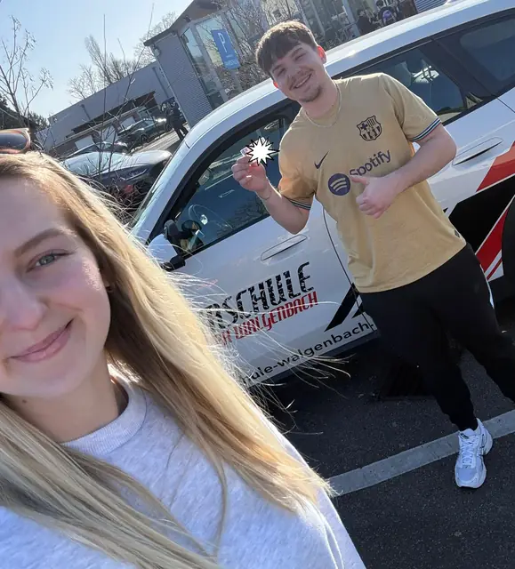 Bastian nach der bestandenen Führerscheinprüfung