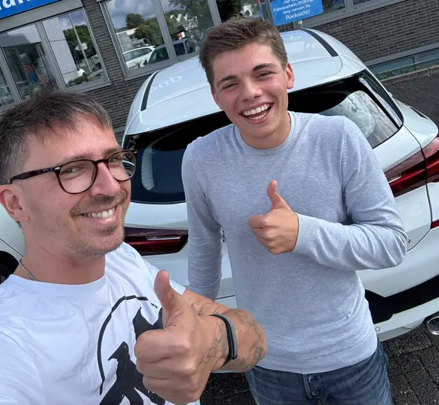 Benedikt nach der bestandenen Führerscheinprüfung