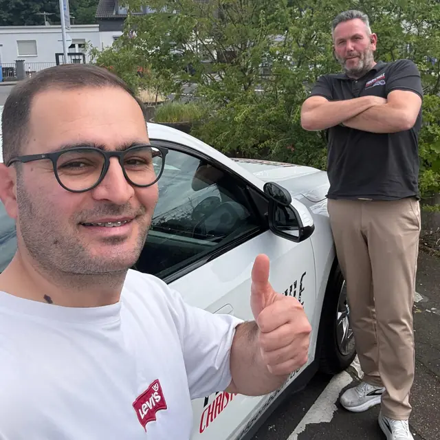 Benjamin nach der bestandenen Führerscheinprüfung