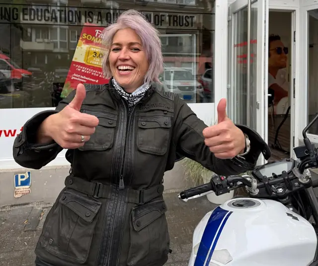 Bojana nach der bestandenen Führerscheinprüfung