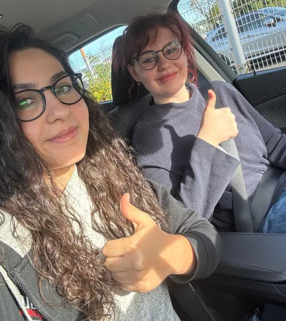 Carola nach der bestandenen Führerscheinprüfung