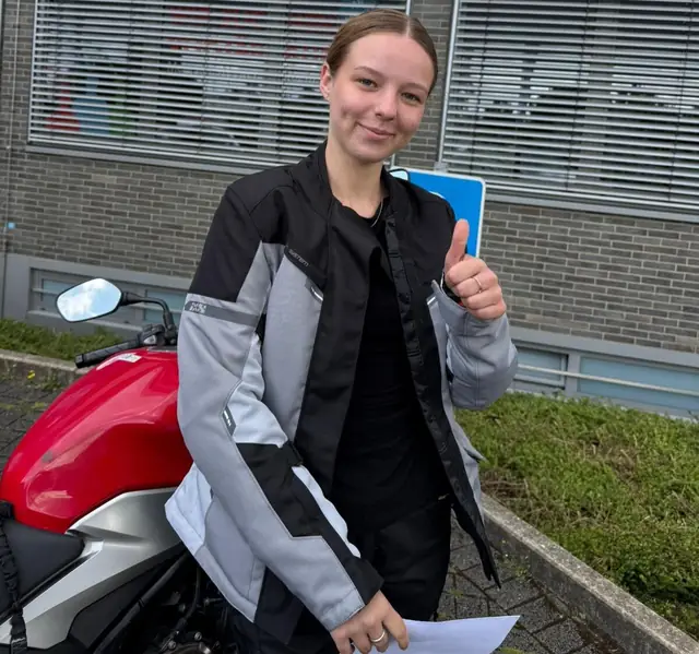 Carolin nach der bestandenen Führerscheinprüfung