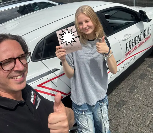 Charlotte Elisabeth nach der bestandenen Führerscheinprüfung