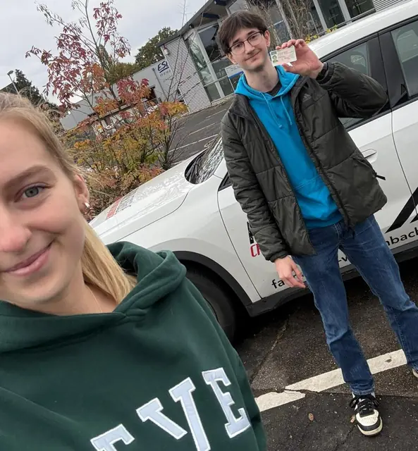 Christoph nach der bestandenen Führerscheinprüfung