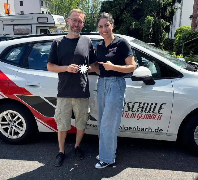 Christoph nach der bestandenen Führerscheinprüfung