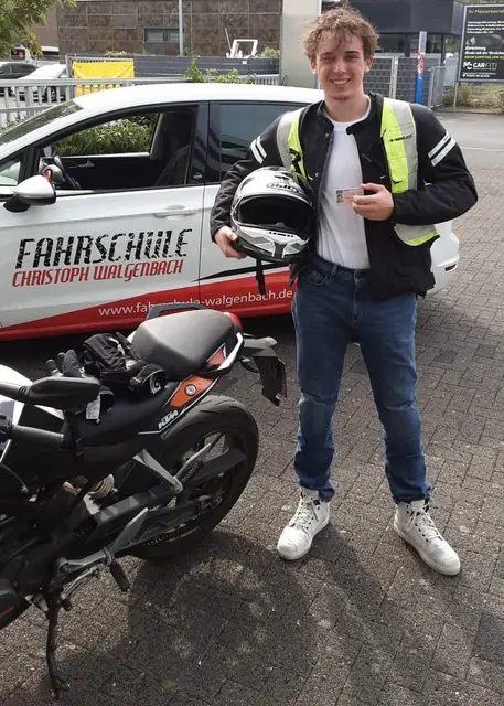 Christopher Timo nach der bestandenen Führerscheinprüfung