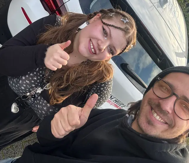 Clara nach der bestandenen Führerscheinprüfung