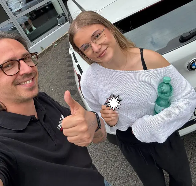 Cristina Maria nach der bestandenen Führerscheinprüfung