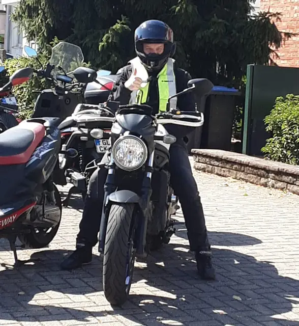 Daniel Christoph nach der bestandenen Führerscheinprüfung