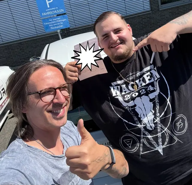 Daniel Lourenco nach der bestandenen Führerscheinprüfung