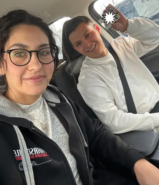 Dawid nach der bestandenen Führerscheinprüfung