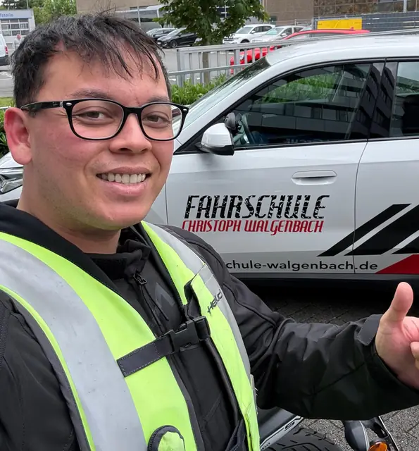Dennis nach der bestandenen Führerscheinprüfung