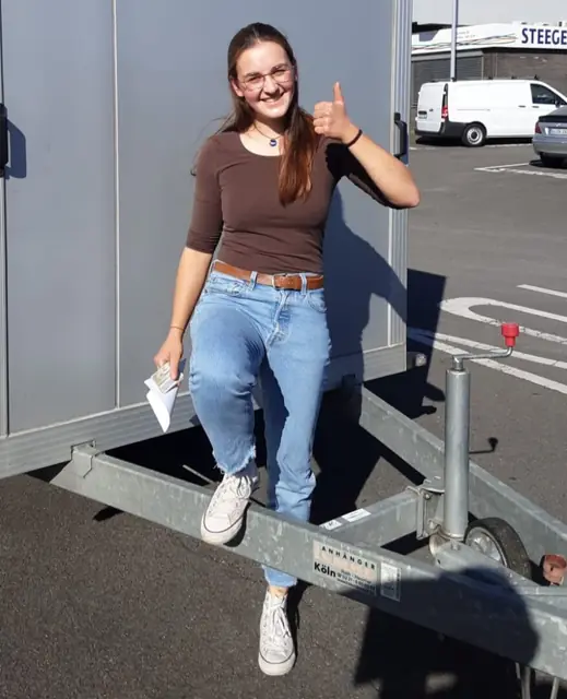 Diana Anni nach der bestandenen Führerscheinprüfung