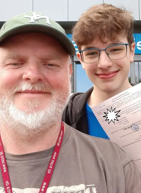 Dominick Lukas nach der bestandenen Führerscheinprüfung