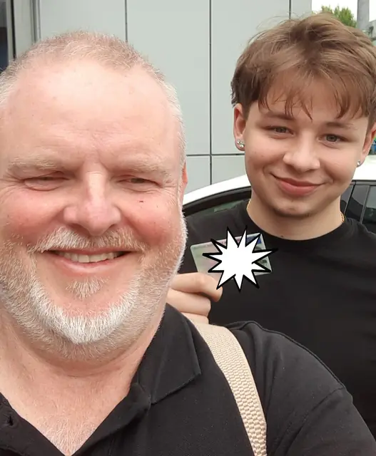 Elias nach der bestandenen Führerscheinprüfung