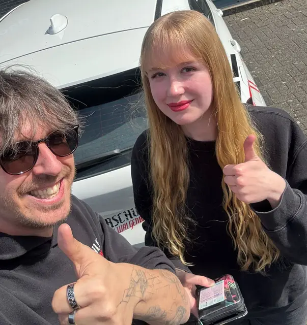 Elina nach der bestandenen Führerscheinprüfung