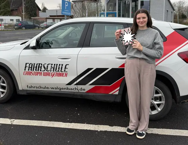 Emelie nach der bestandenen Führerscheinprüfung