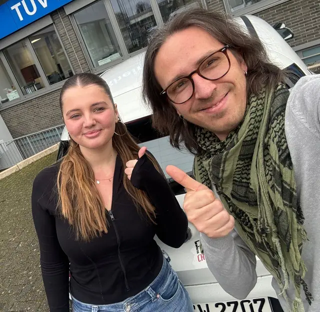 Emily nach der bestandenen Führerscheinprüfung