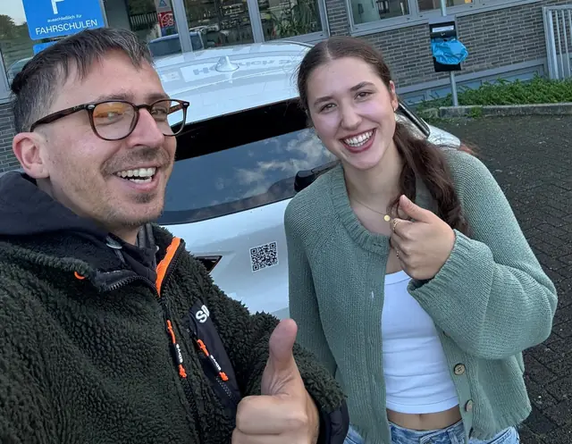 Emmi Frida Liv nach der bestandenen Führerscheinprüfung