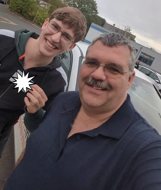 Fabian nach der bestandenen Führerscheinprüfung
