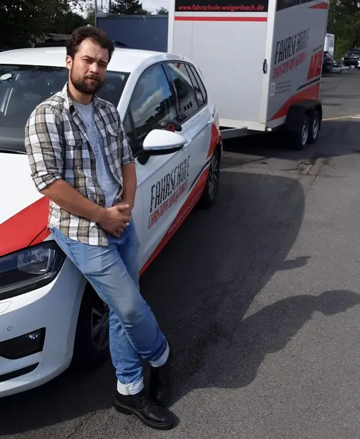Fabian Alberto nach der bestandenen Führerscheinprüfung