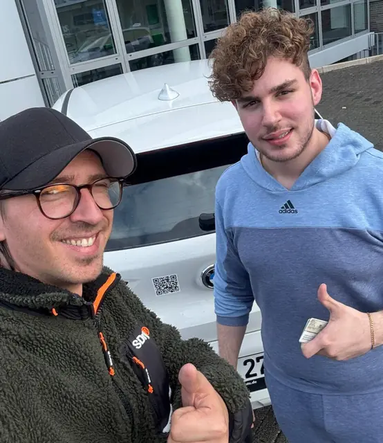 Fabrice nach der bestandenen Führerscheinprüfung