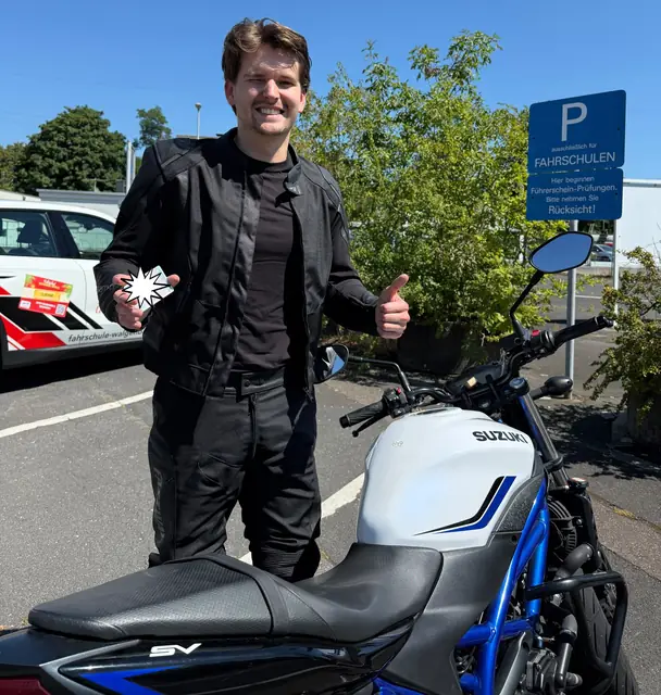 Felix nach der bestandenen Führerscheinprüfung