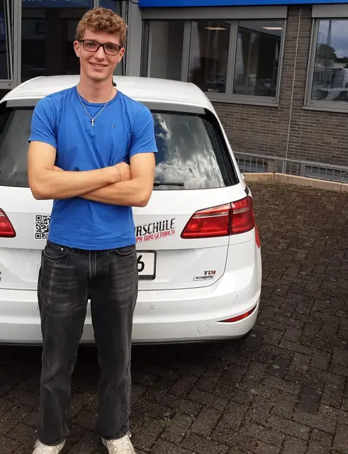 Felix nach der bestandenen Führerscheinprüfung