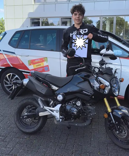 Felix nach der bestandenen Führerscheinprüfung
