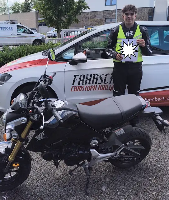 Findus nach der bestandenen Führerscheinprüfung