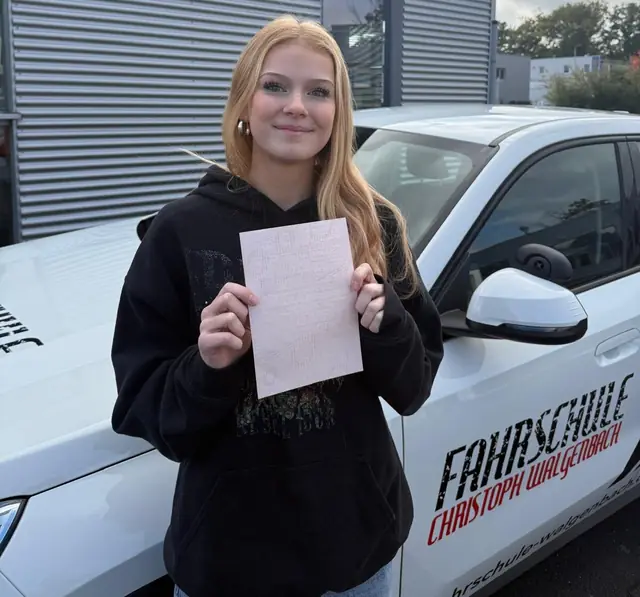 Finja Theresa nach der bestandenen Führerscheinprüfung