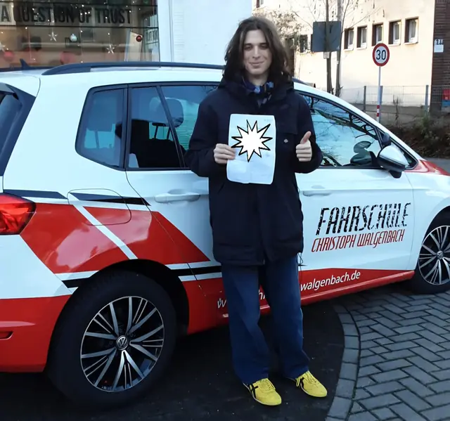 Finn nach der bestandenen Führerscheinprüfung